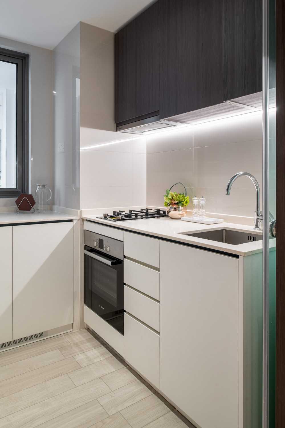 Modern Kitchen with Breakfast Counter and Kitchen Backsplash