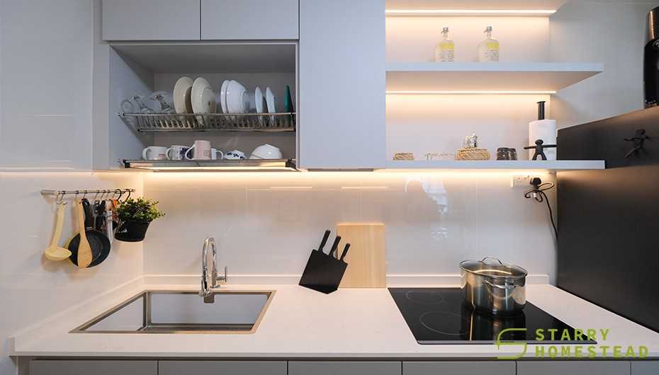 Modern Kitchen with Kitchen Backsplash and Kitchen Cabinets