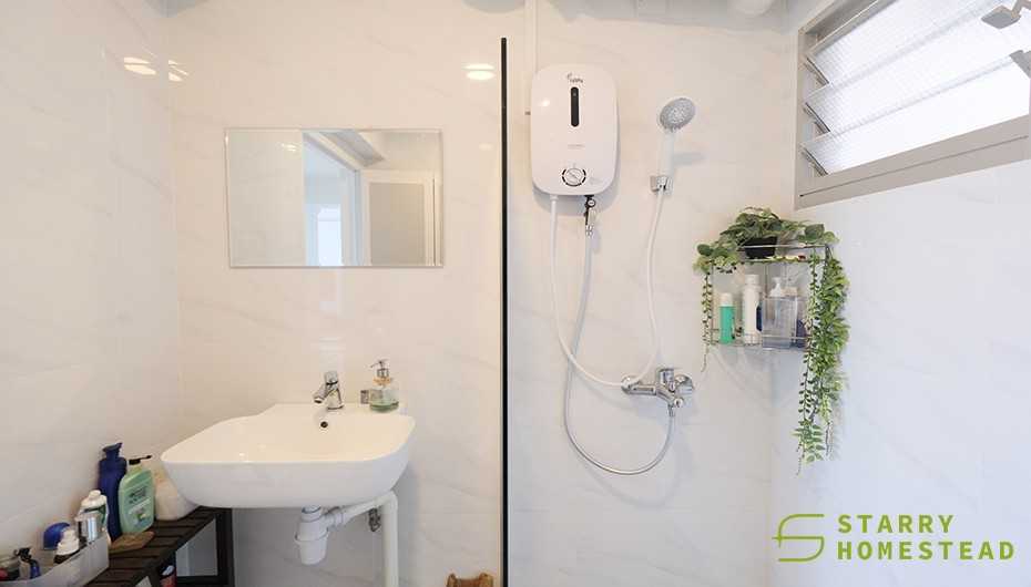 Modern Bathroom with Mirror and Wall Mirror