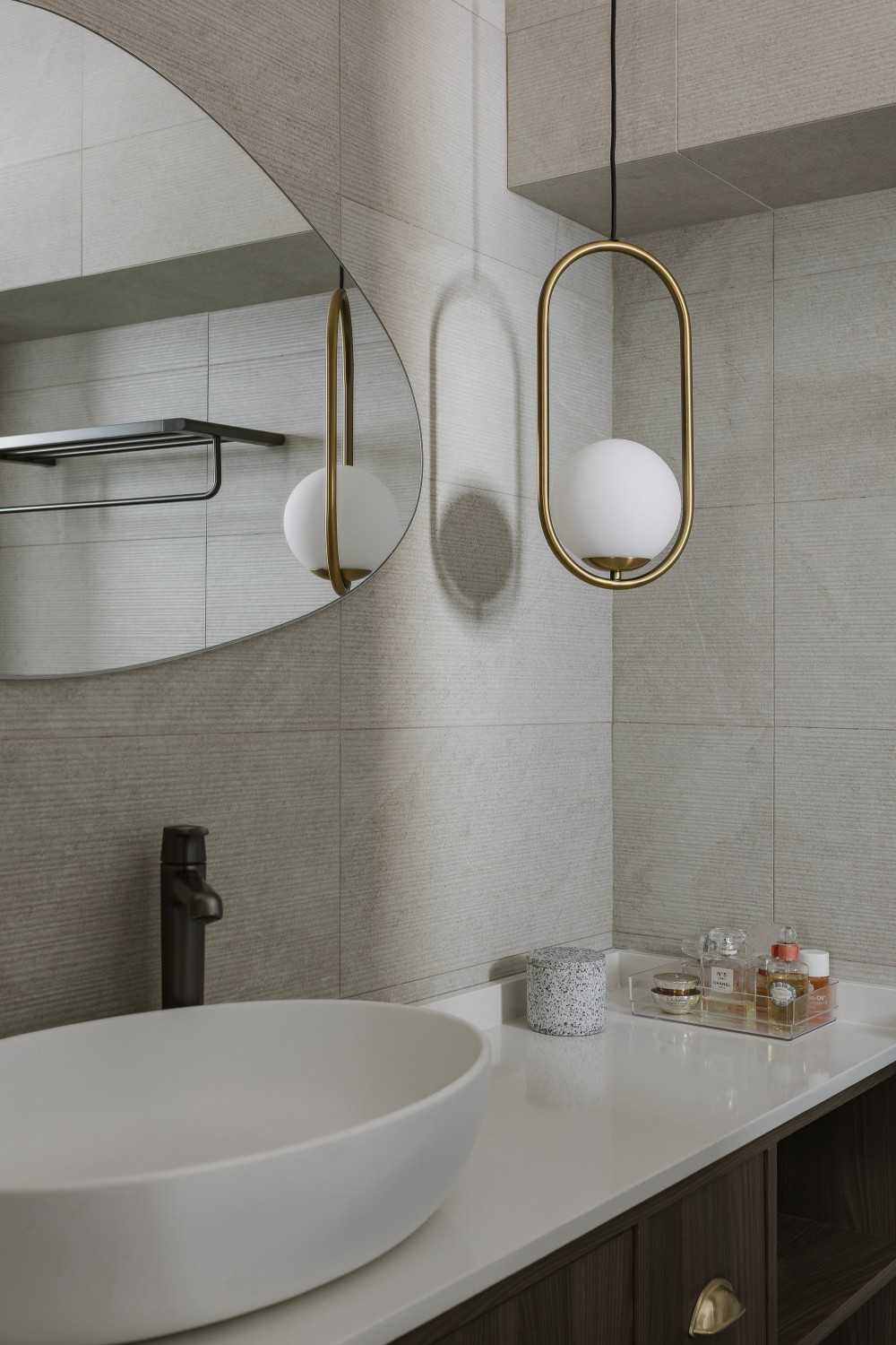 Modern Bathroom with Countertop and Mirror