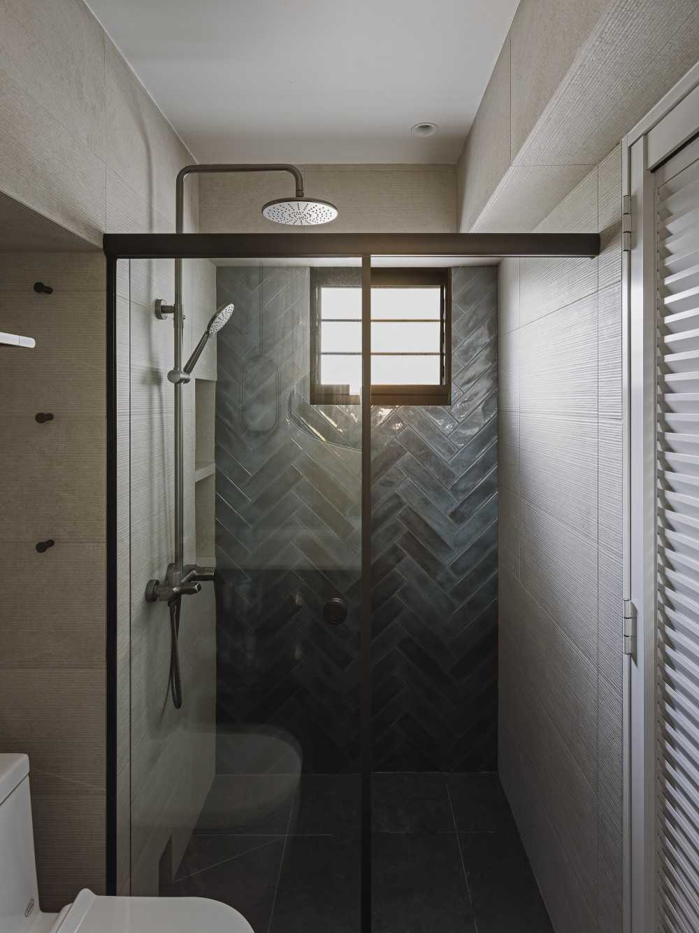Modern Bathroom with Shower Screen and Rainshower