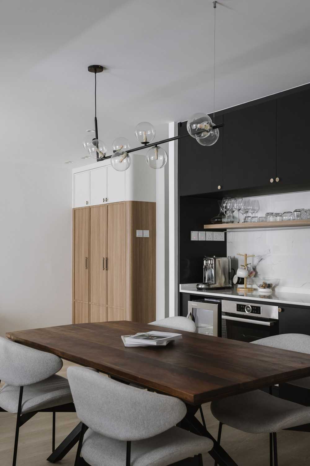 Modern Dining Room with Countertop and Downlights