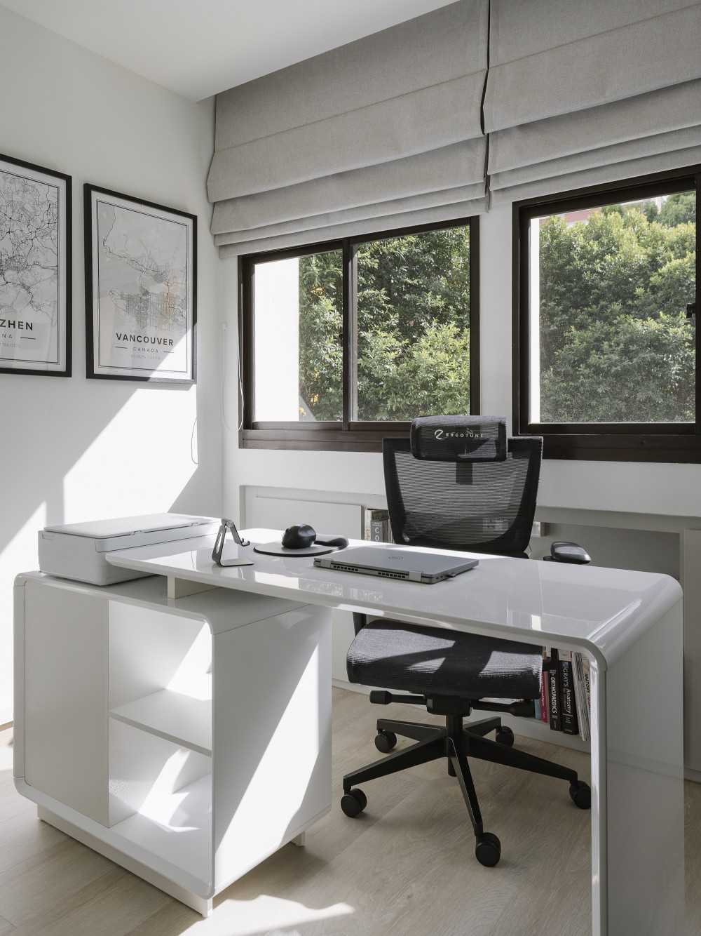 Modern Home Office with Artwork and Desk