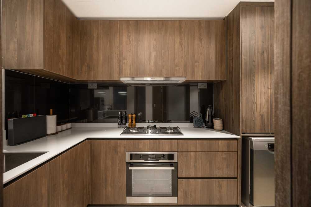 Modern Kitchen with Kitchen Window and Breakfast Counter