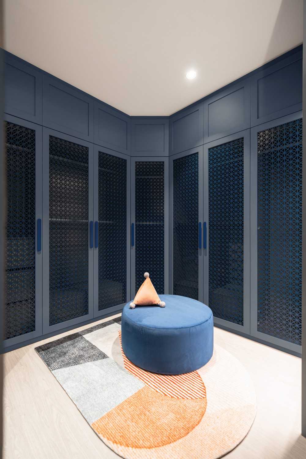 Modern Walk-in Wardrobe with Mirror and Wardrobe