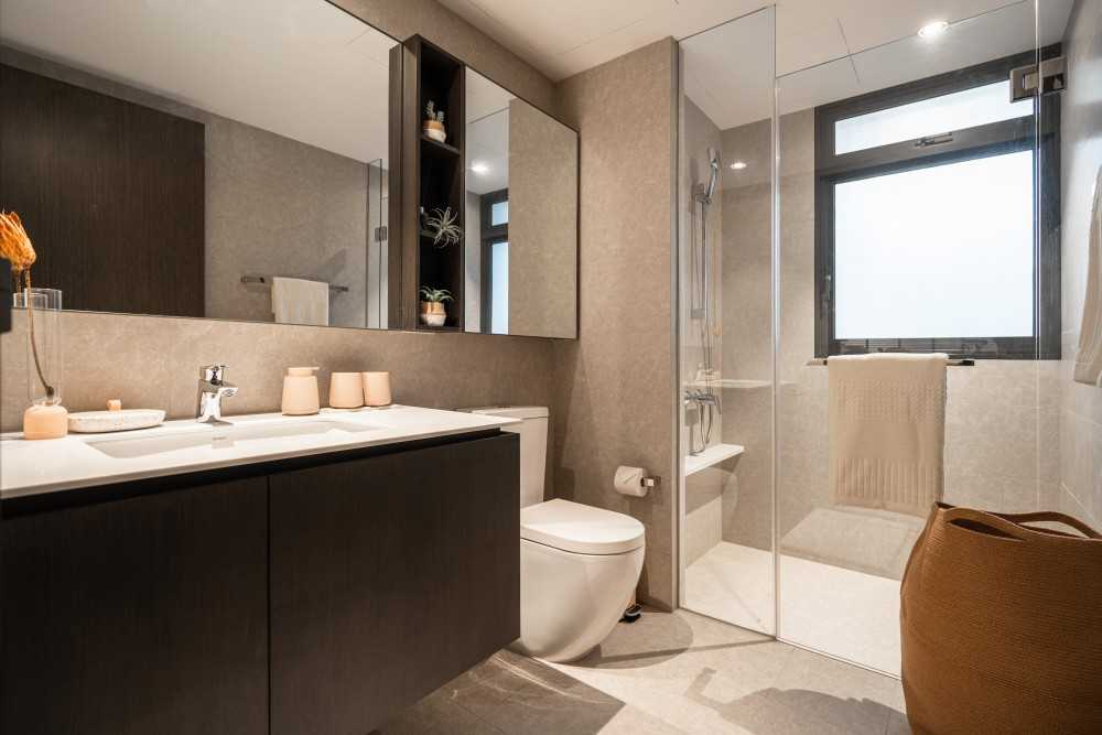 Modern Bathroom with Mirror and Laundry Baskets