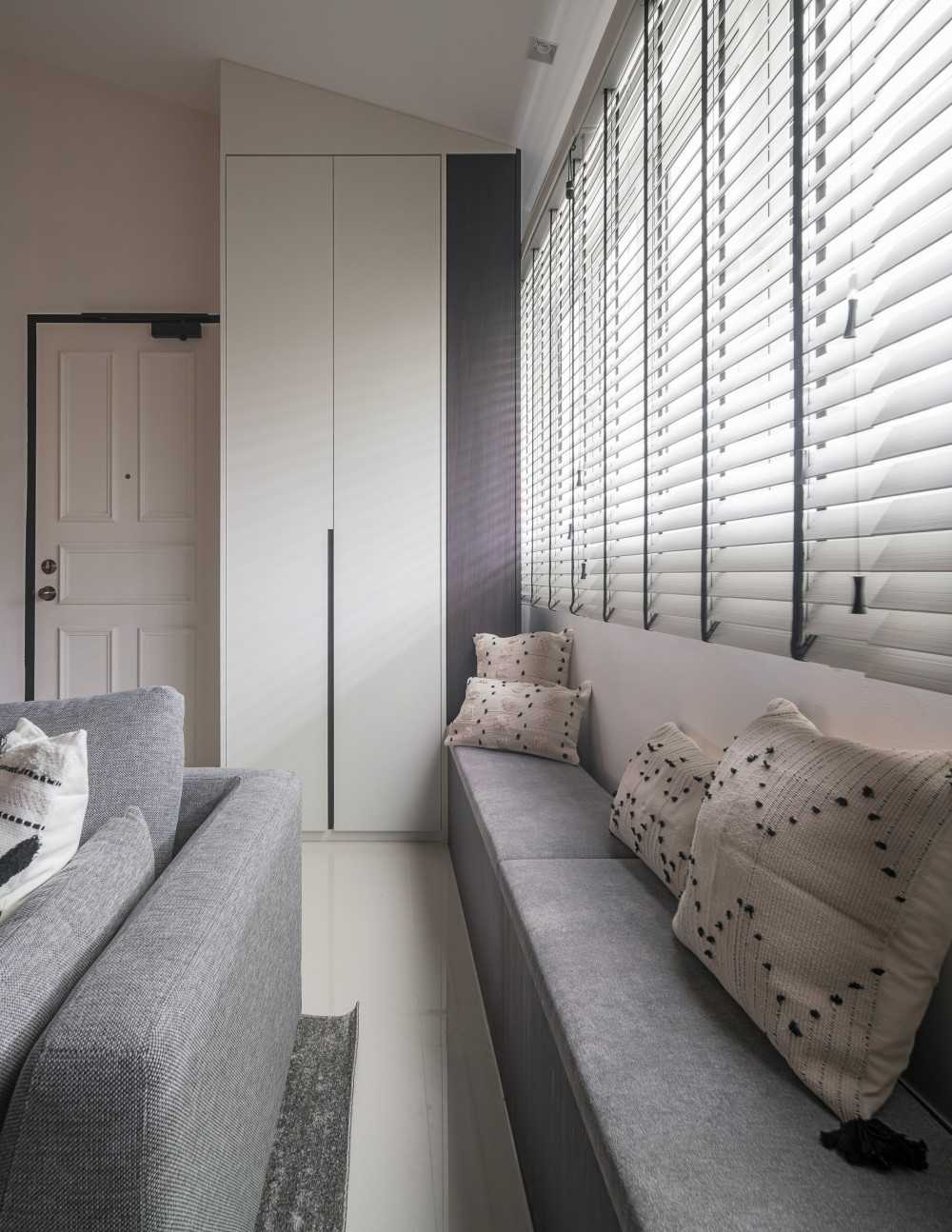 Modern Entryway with Seating Bench and Shoe Rack