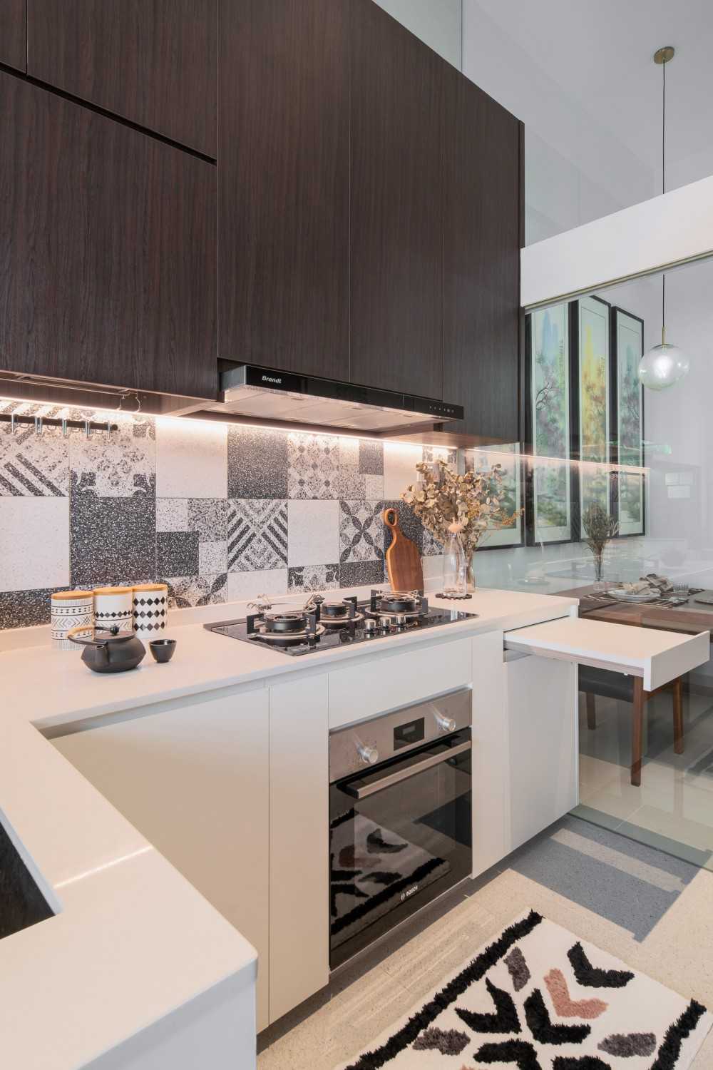 Modern Kitchen with Open Kitchen and Breakfast Counter