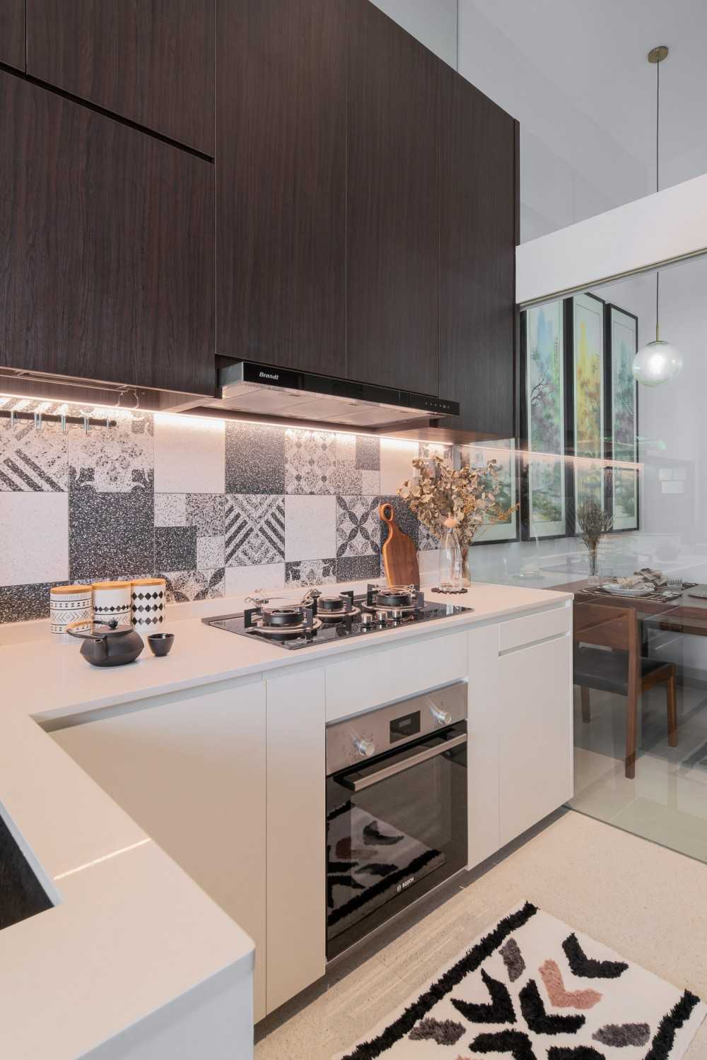 Modern Kitchen with Kitchen Island and Mosaic