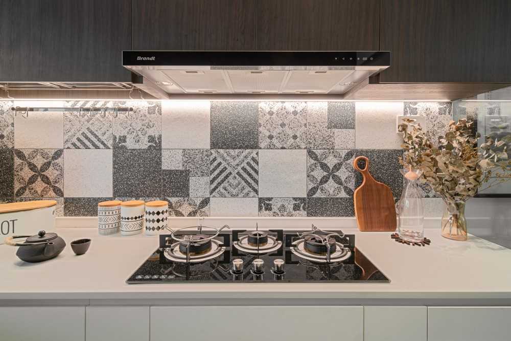 Modern Kitchen with Open Kitchen and Kitchen Backsplash