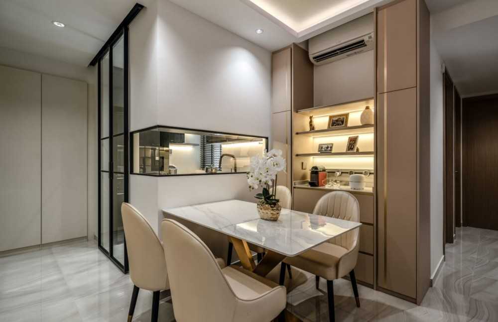 Modern Dining Room with Cove Lighting and Dining Table