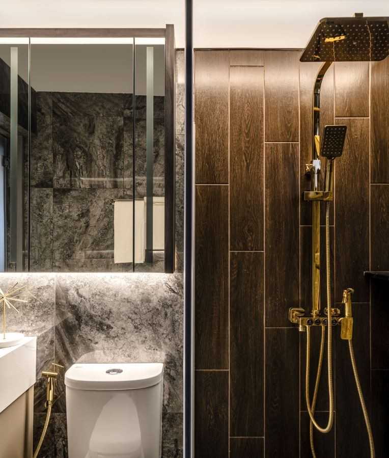 Modern Bathroom with Mirror and Rainshower