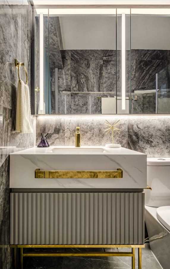 Modern Bathroom with Countertop and Mirror