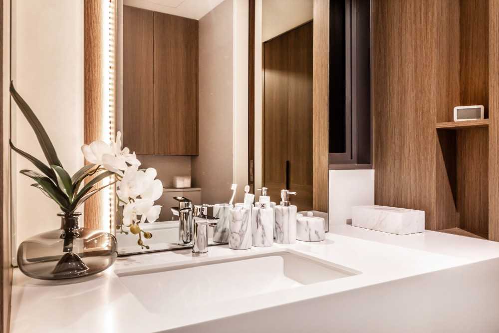 Modern Bathroom with Bathroom Storage and Bathroom Sinks