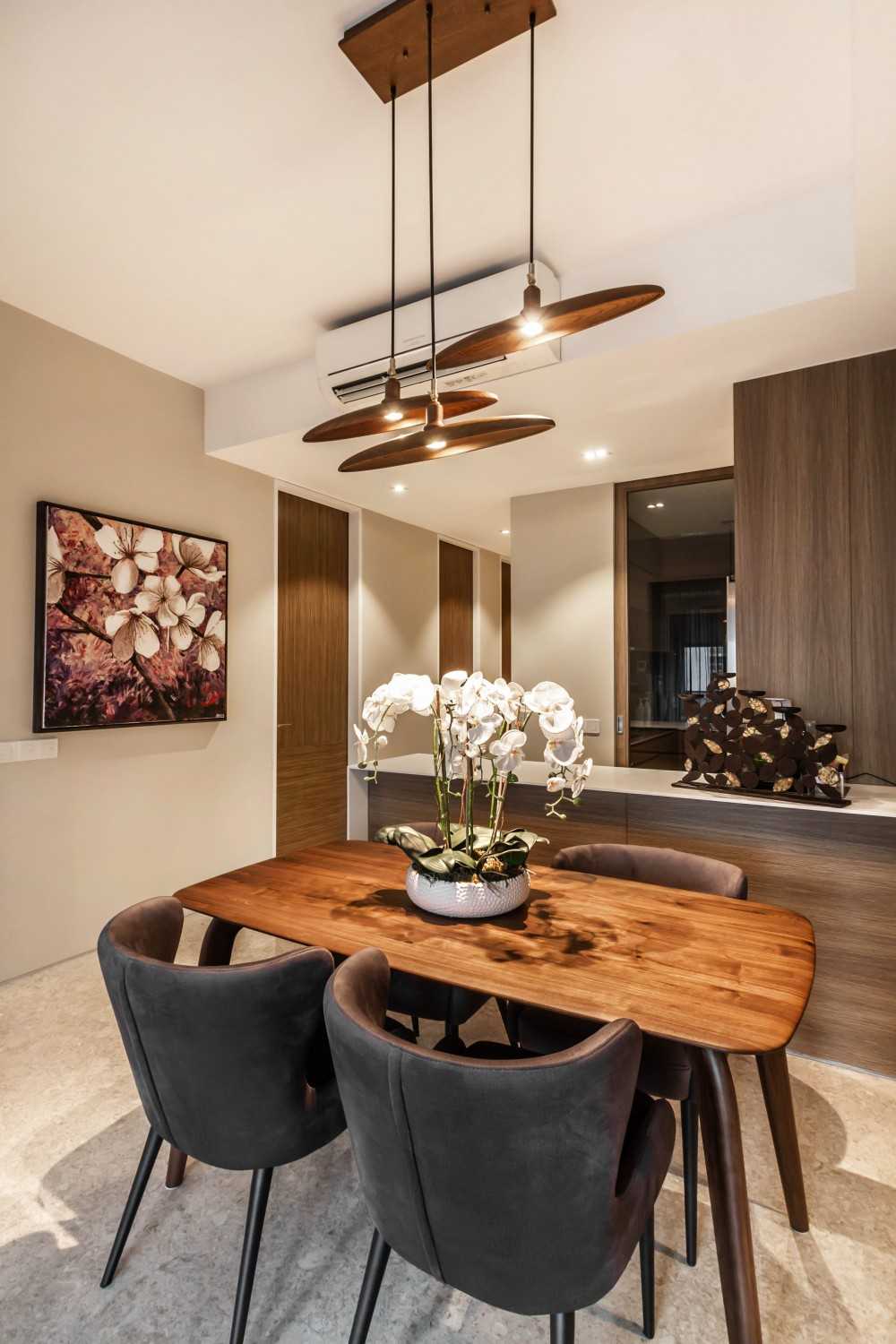 Modern Dining Room with Dining Table and Dining Chairs
