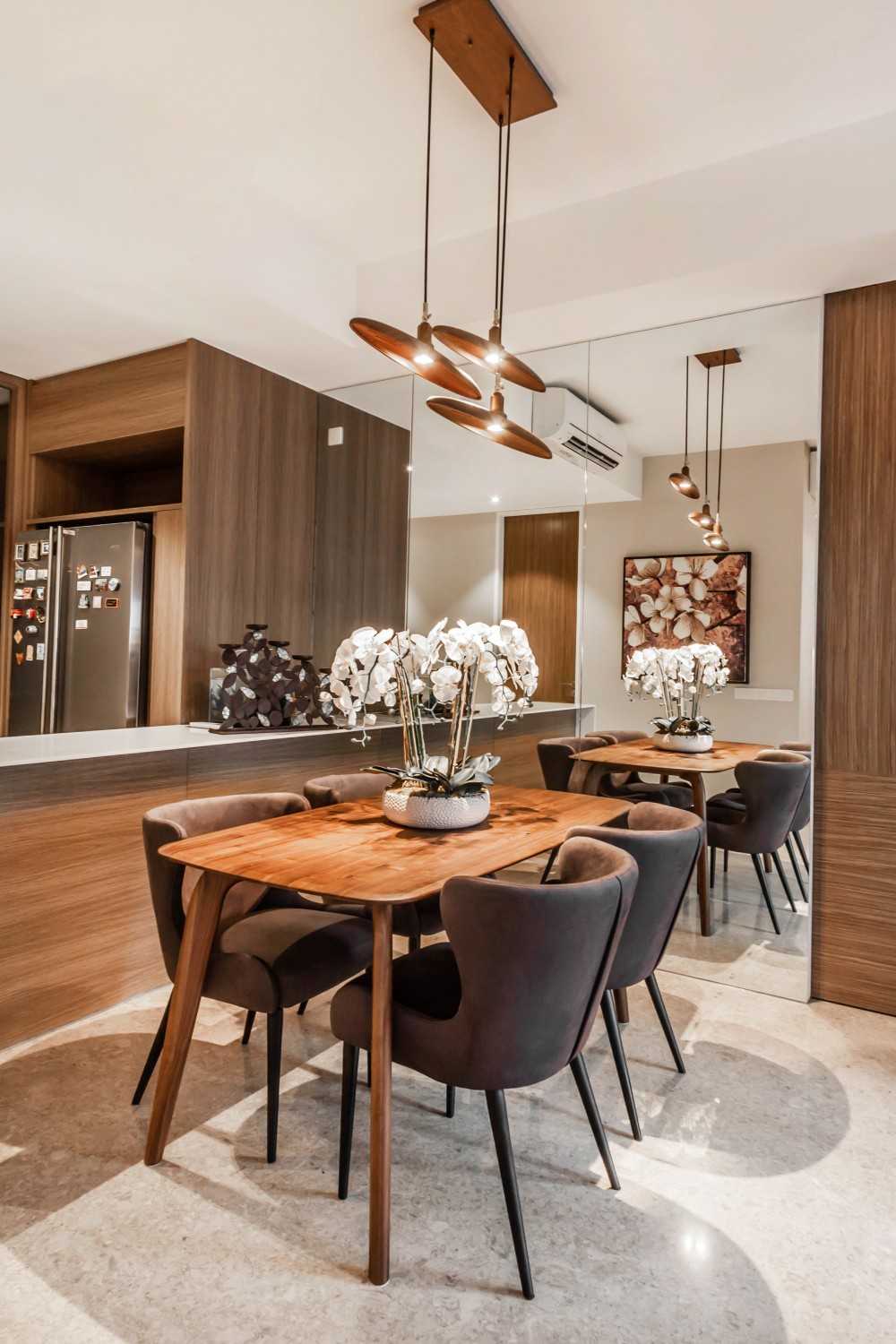 Modern Dining Room with Dining Table and Dining Chairs