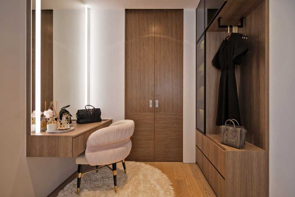 Contemporary Walk-in Wardrobe with Mirror and Wardrobe
