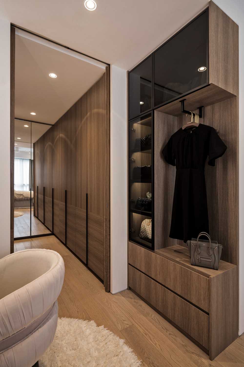 Contemporary Walk-in Wardrobe with Mirror and Wardrobe
