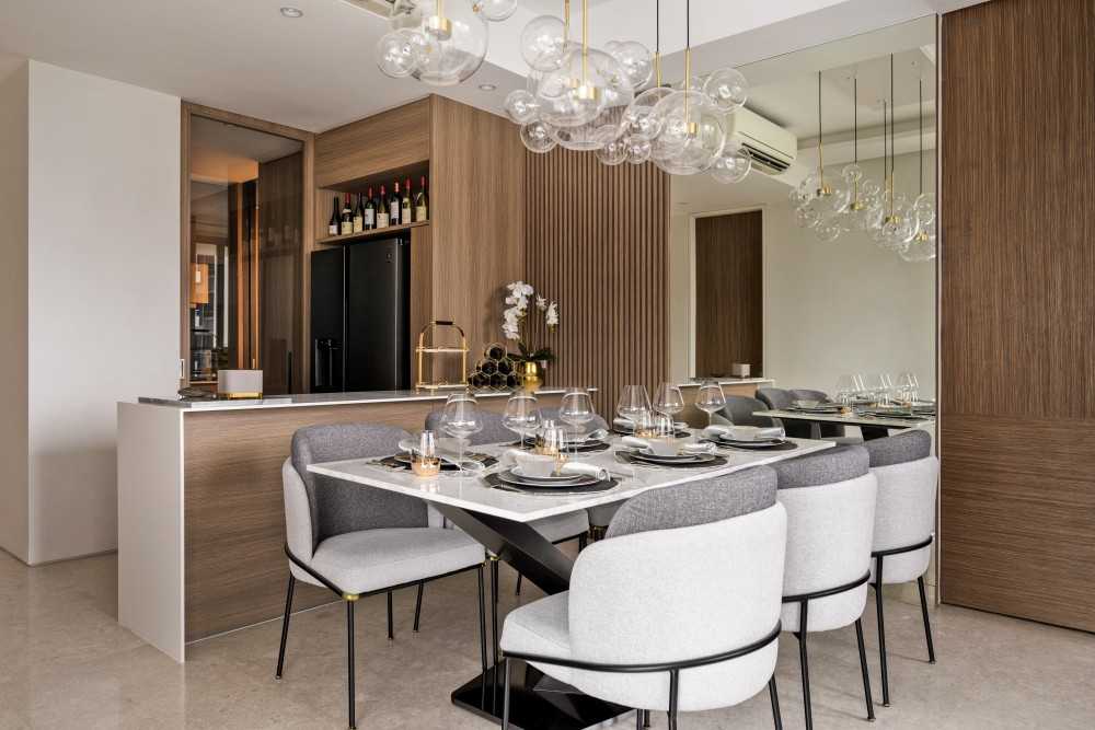 Contemporary Kitchen with Open Kitchen and Breakfast Counter