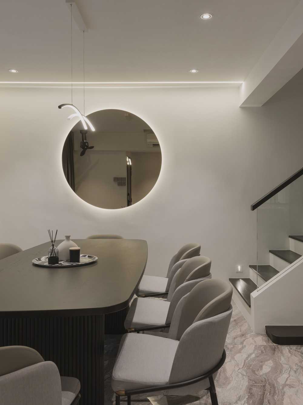 Modern Dining Room with Mirror and Dining Table