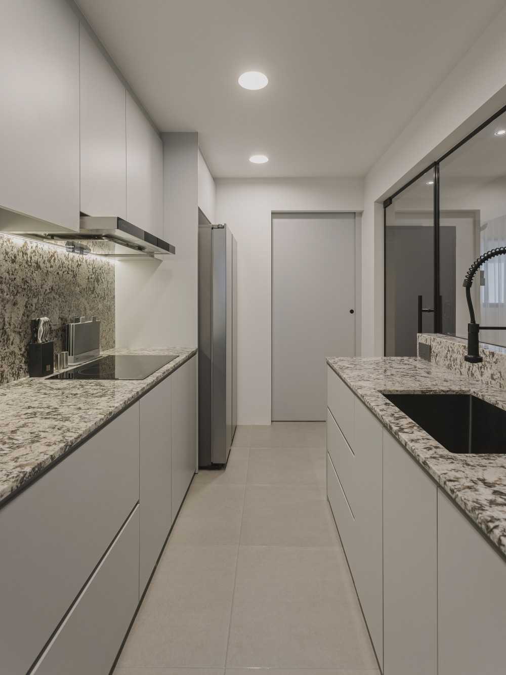 Modern Kitchen with Countertop and Kitchen Island