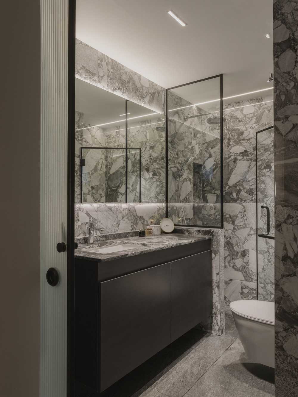 Modern Bathroom with Feature Wall and Mirror