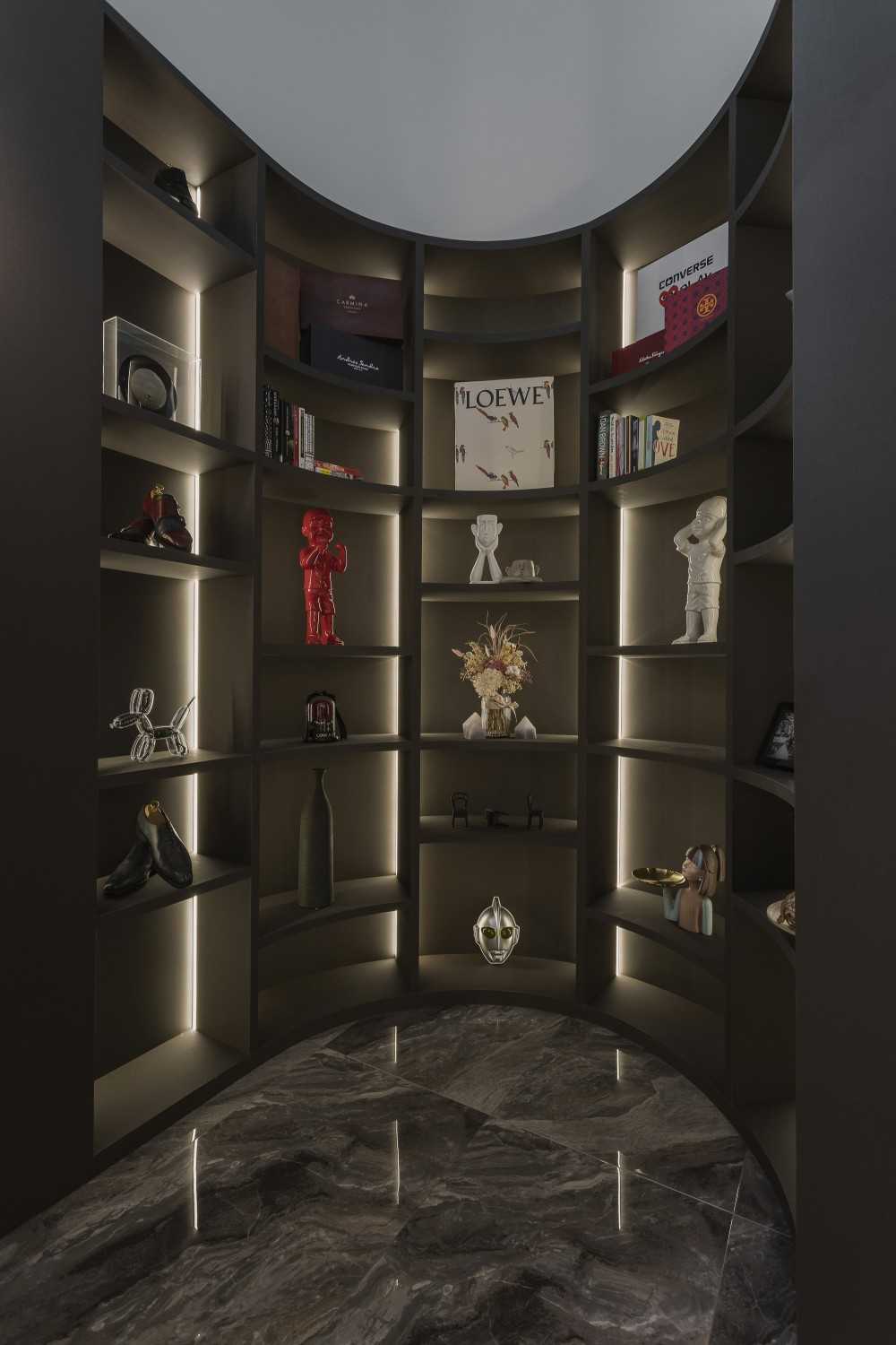 Modern Showroom with Artwork and Tableware