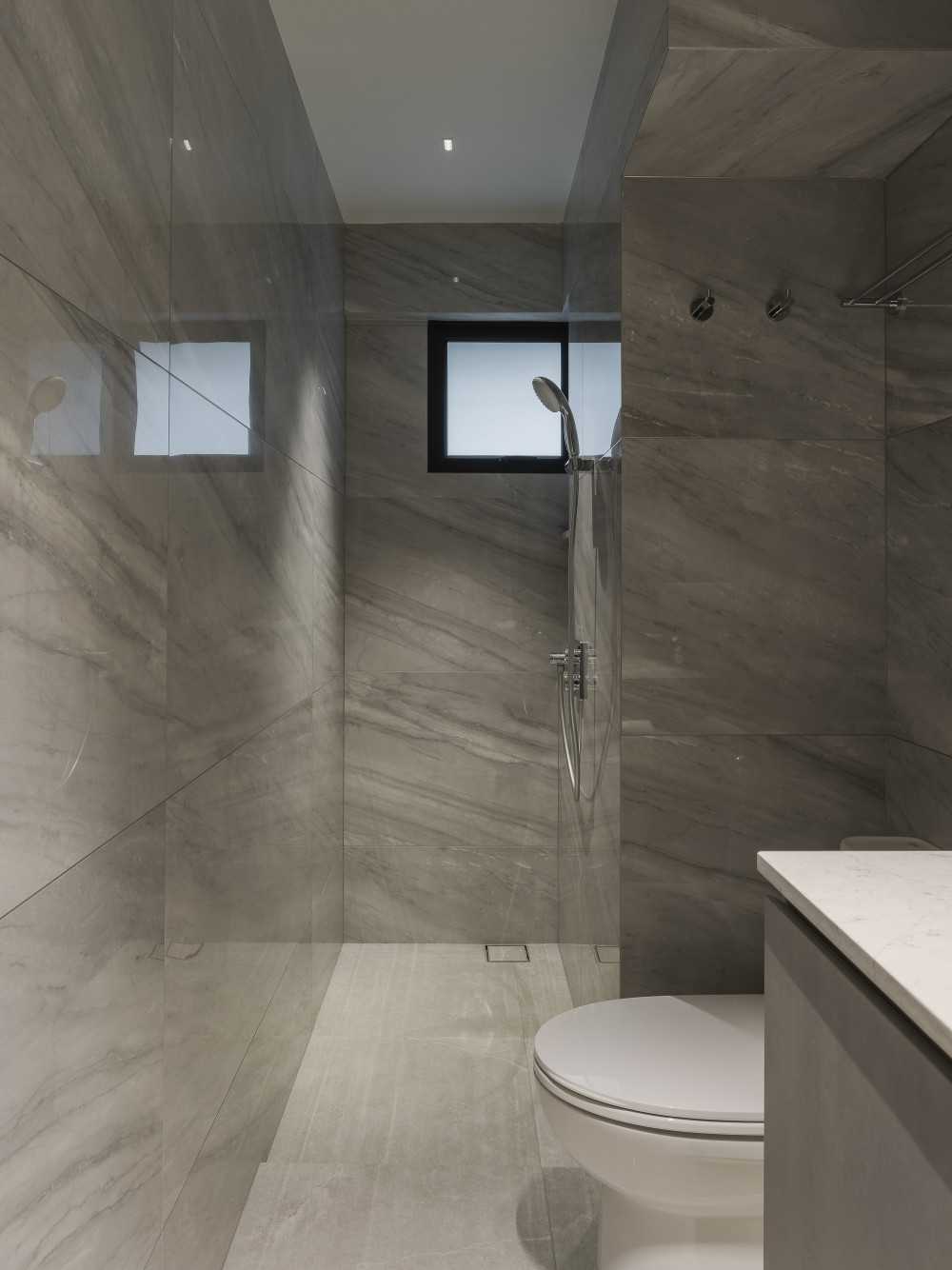 Modern Bathroom with Countertop and Rainshower