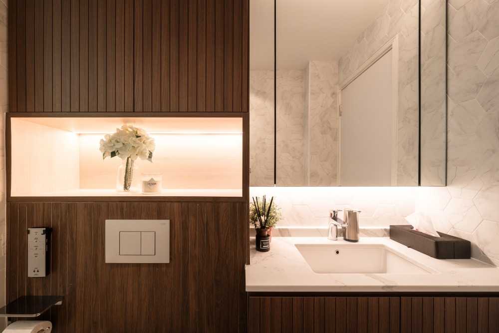 Transitional Bathroom with Mirror and Bathroom Storage