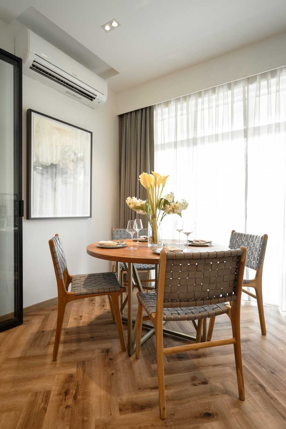 Transitional Dining Room with Dining Table and Dining Chairs