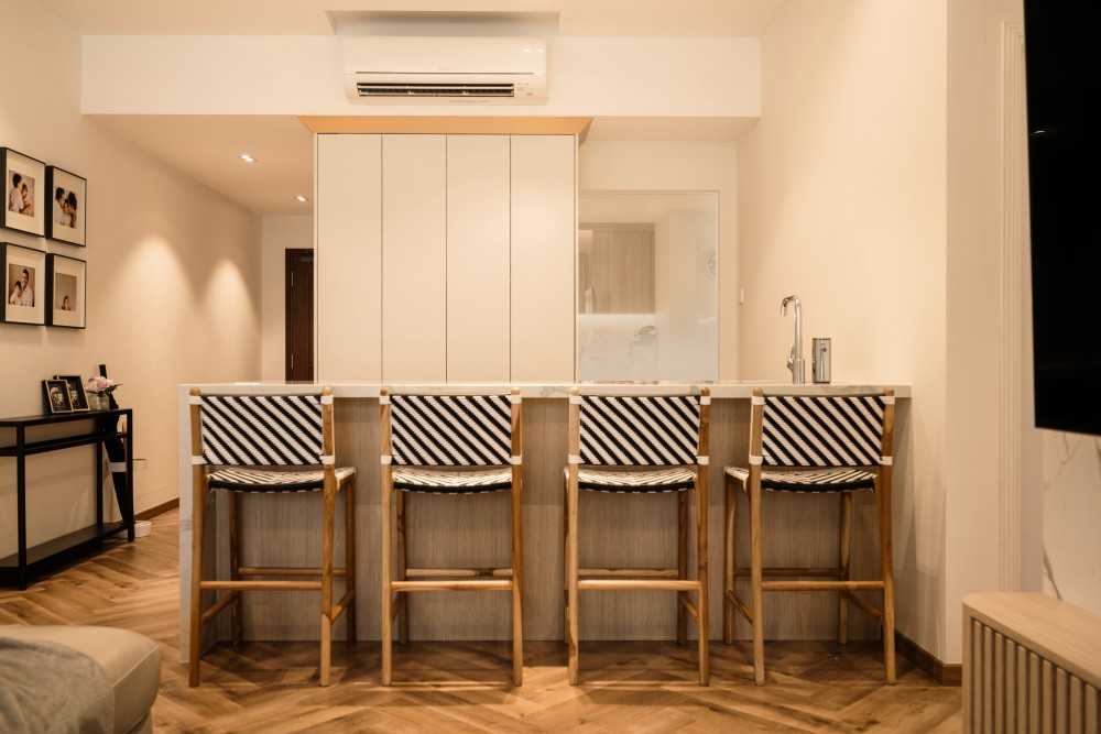 Transitional Kitchen with Herringbone Tiling and Kitchen Island