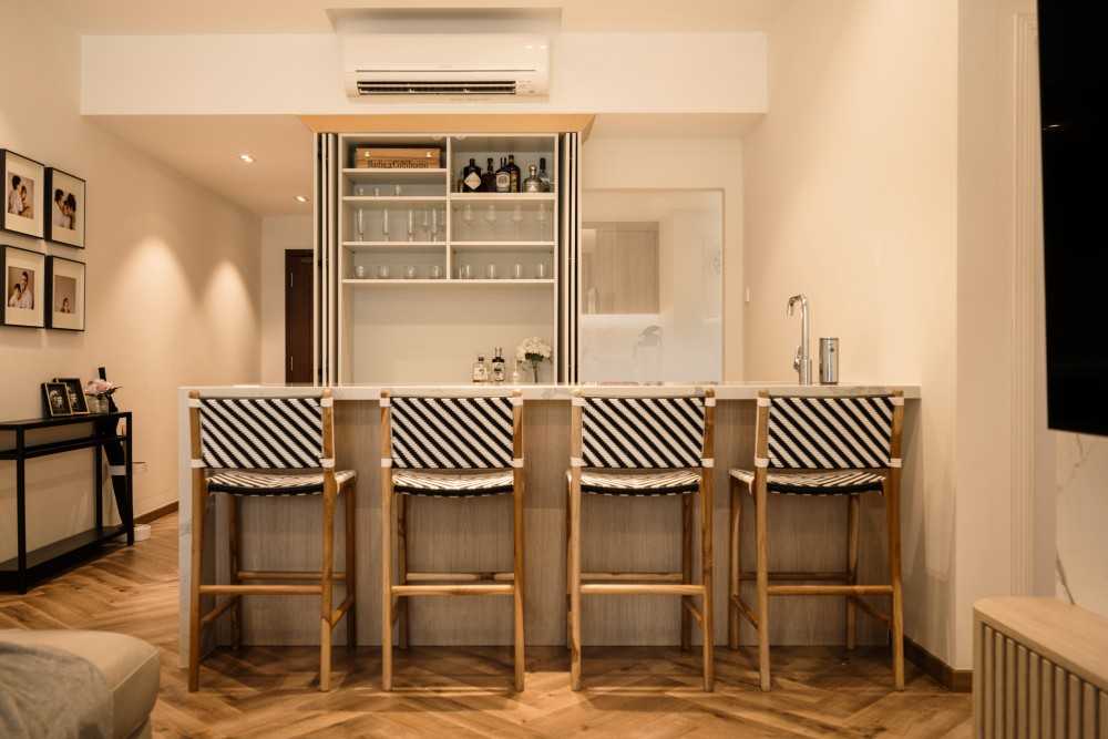 Transitional Kitchen with Herringbone Tiling and Kitchen Island