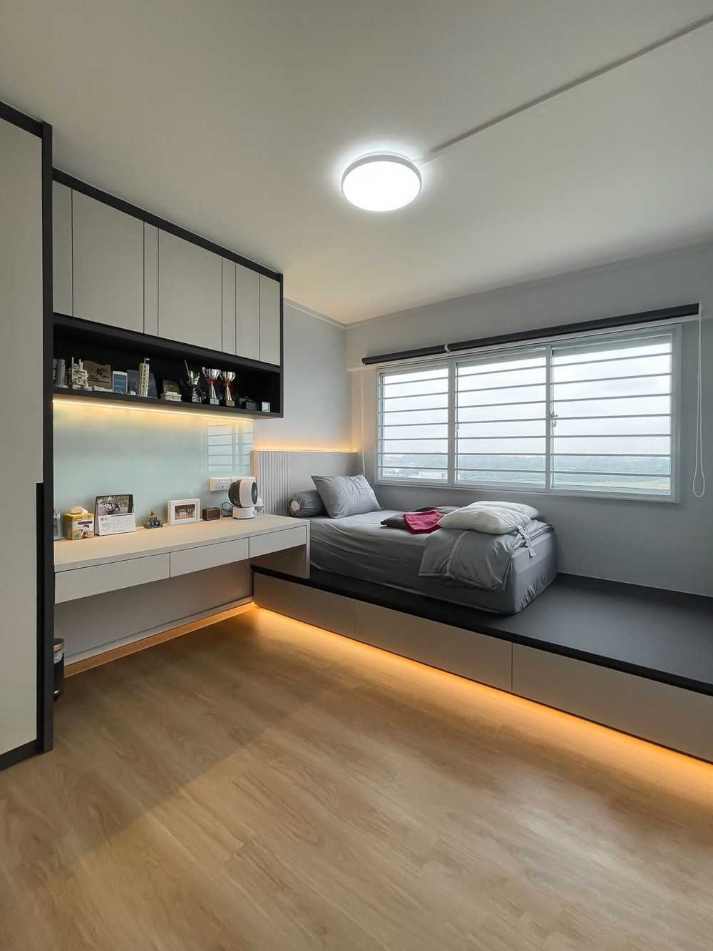 Scandinavian Bedroom with Built-in Bed and Window Grille
