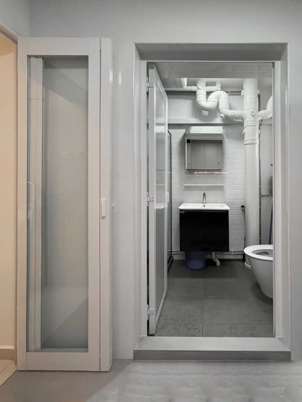 Scandinavian Bathroom with Mirror and Bathroom Storage