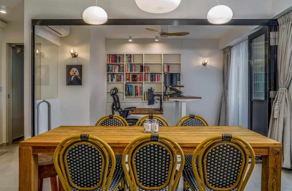 Contemporary Dining Room with Dining Table and Dining Chairs