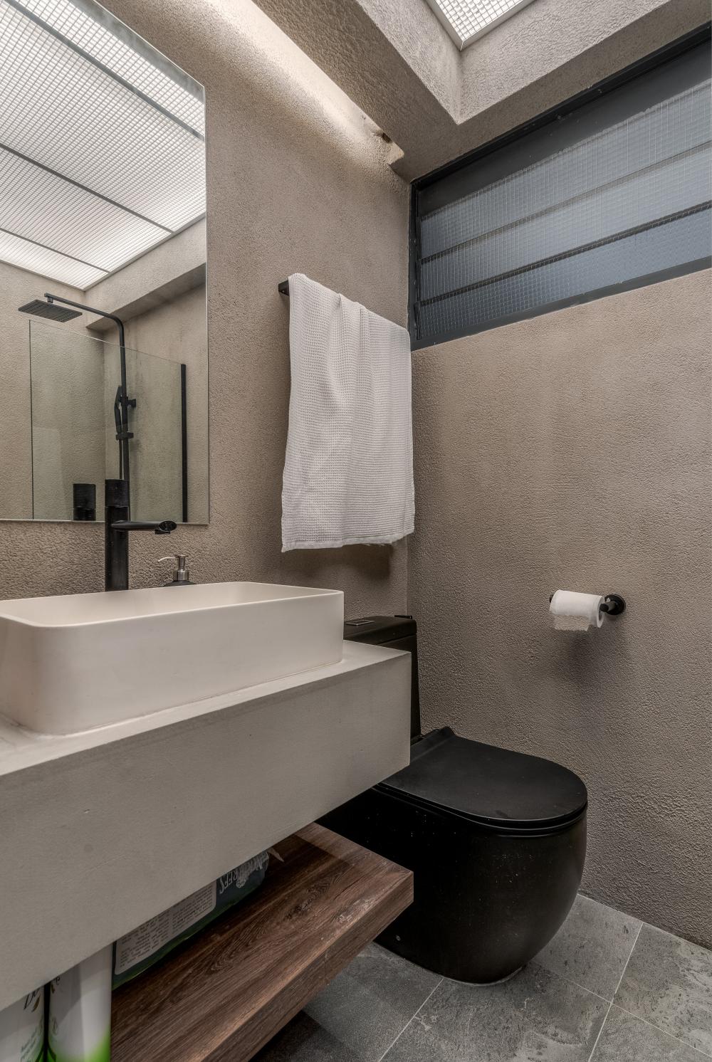 Contemporary Bathroom with Mirror and Bathroom Sinks