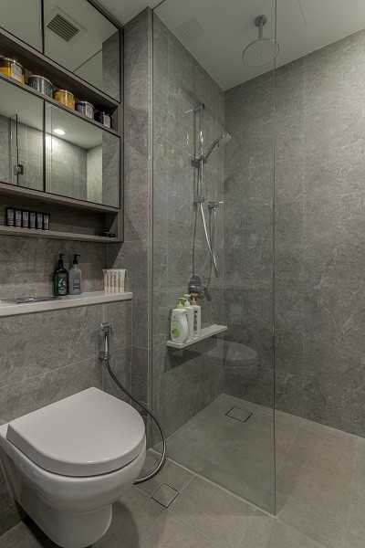 Scandinavian Bathroom with Homogeneous Tiles and Shower Screen