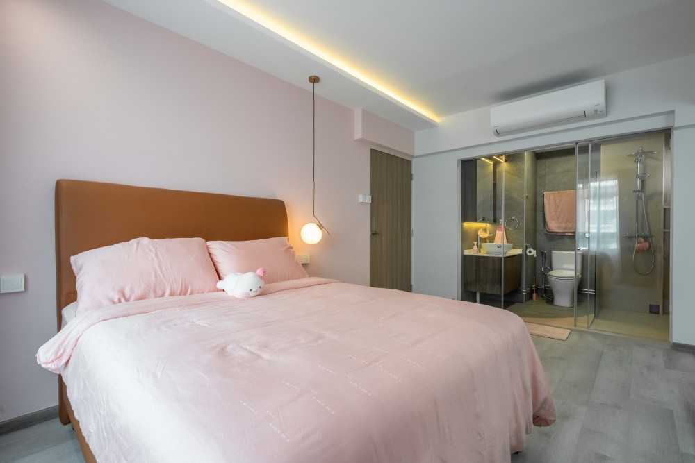 Contemporary Bedroom with Vinyl Flooring and Homogeneous Tiles