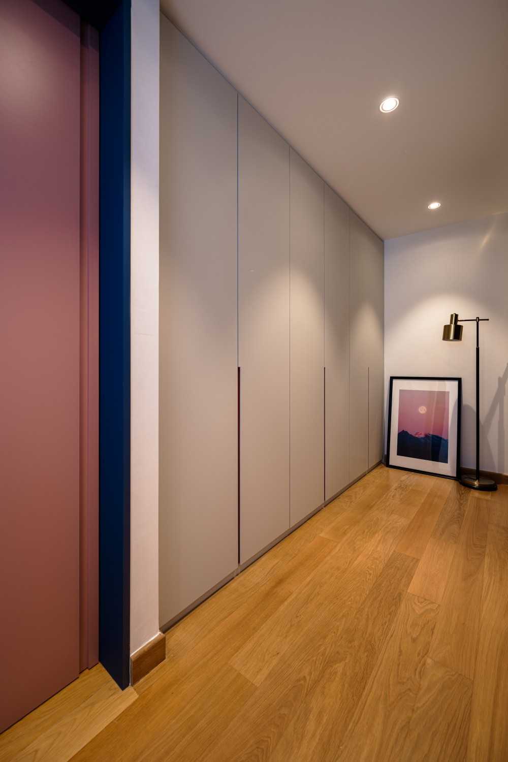 Contemporary Walk-in Wardrobe with Wardrobe and Sliding Wardrobe