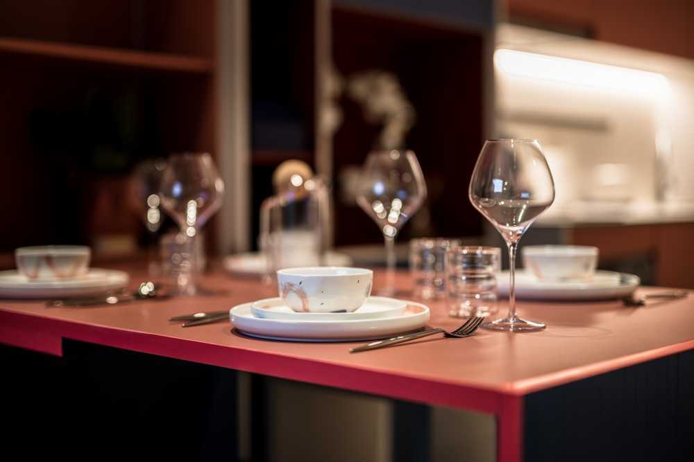Contemporary Dining Room with Dining Table and Dining Chairs