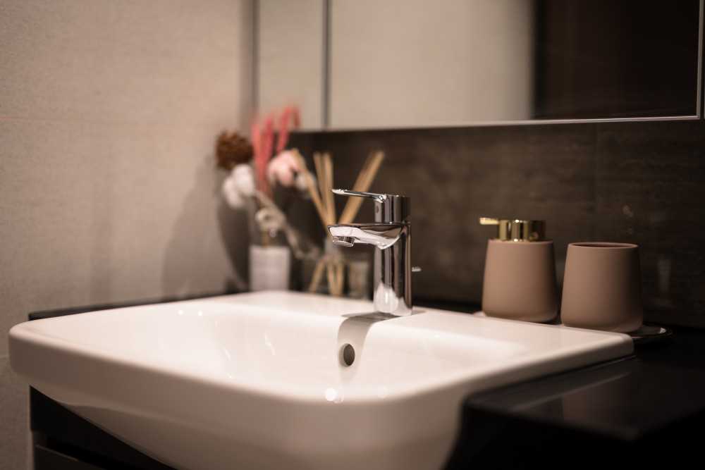 Contemporary Bathroom with Mirror and Bathroom Storage