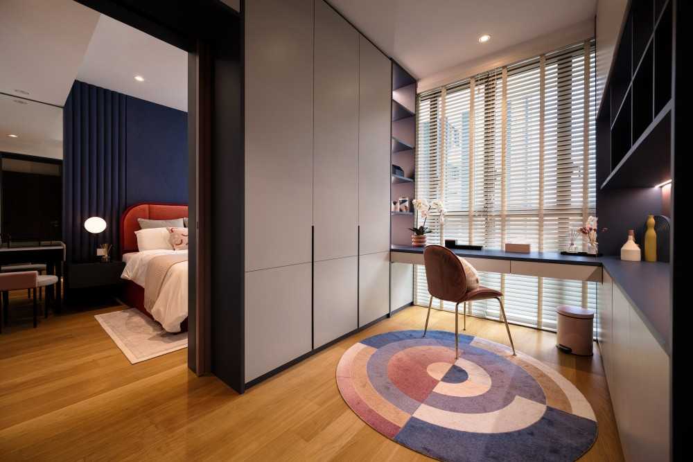 Contemporary Walk-in Wardrobe with Mirror and Wardrobe