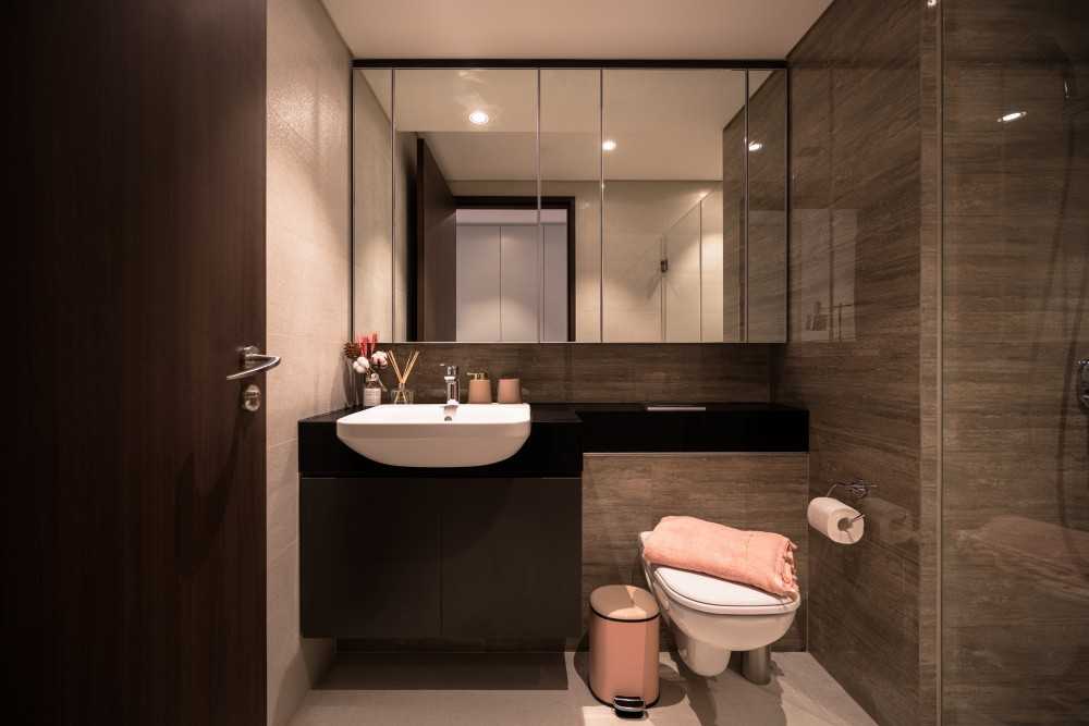 Contemporary Bathroom with Mirror and Bathroom Storage