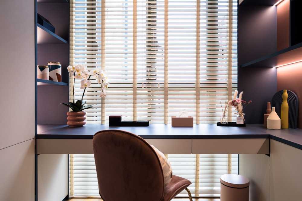 Contemporary Walk-in Wardrobe with Mirror and Wardrobe