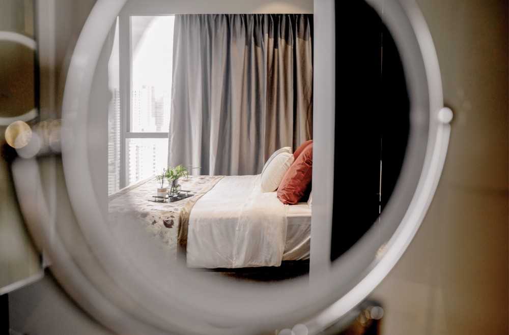 Contemporary Walk-in Wardrobe with Mirror and Wardrobe