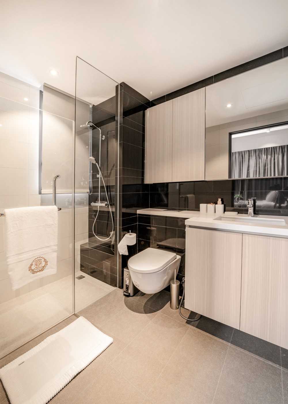 Contemporary Bathroom with Mirror and Bathroom Storage