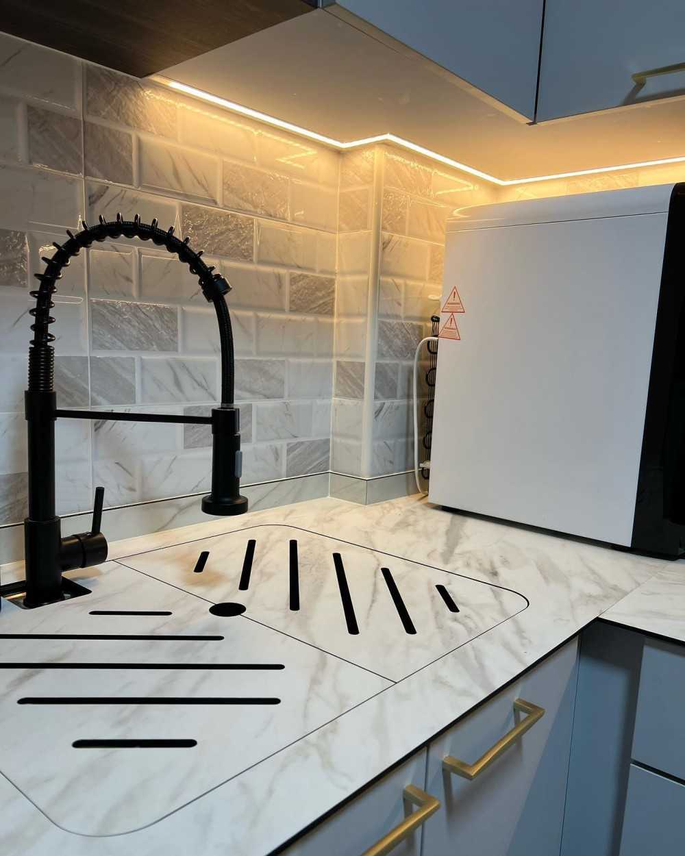 Minimalist Kitchen with Countertop and Homogeneous Tiles