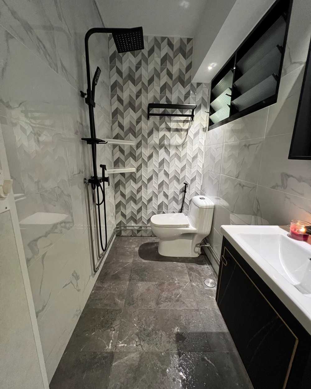 Minimalist Bathroom with Homogeneous Tiles and Mirror
