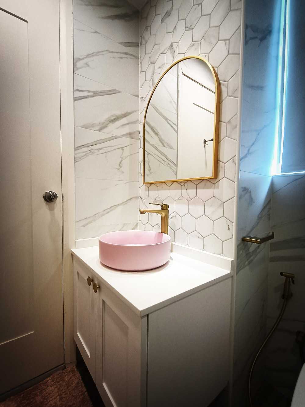 Contemporary Bathroom with Countertop and Homogeneous Tiles