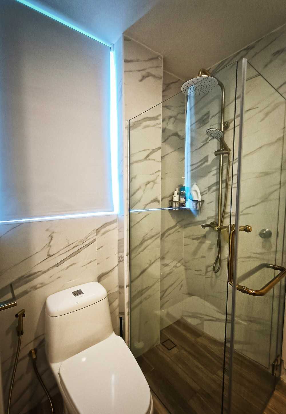 Contemporary Bathroom with Homogeneous Tiles and Shower Screen